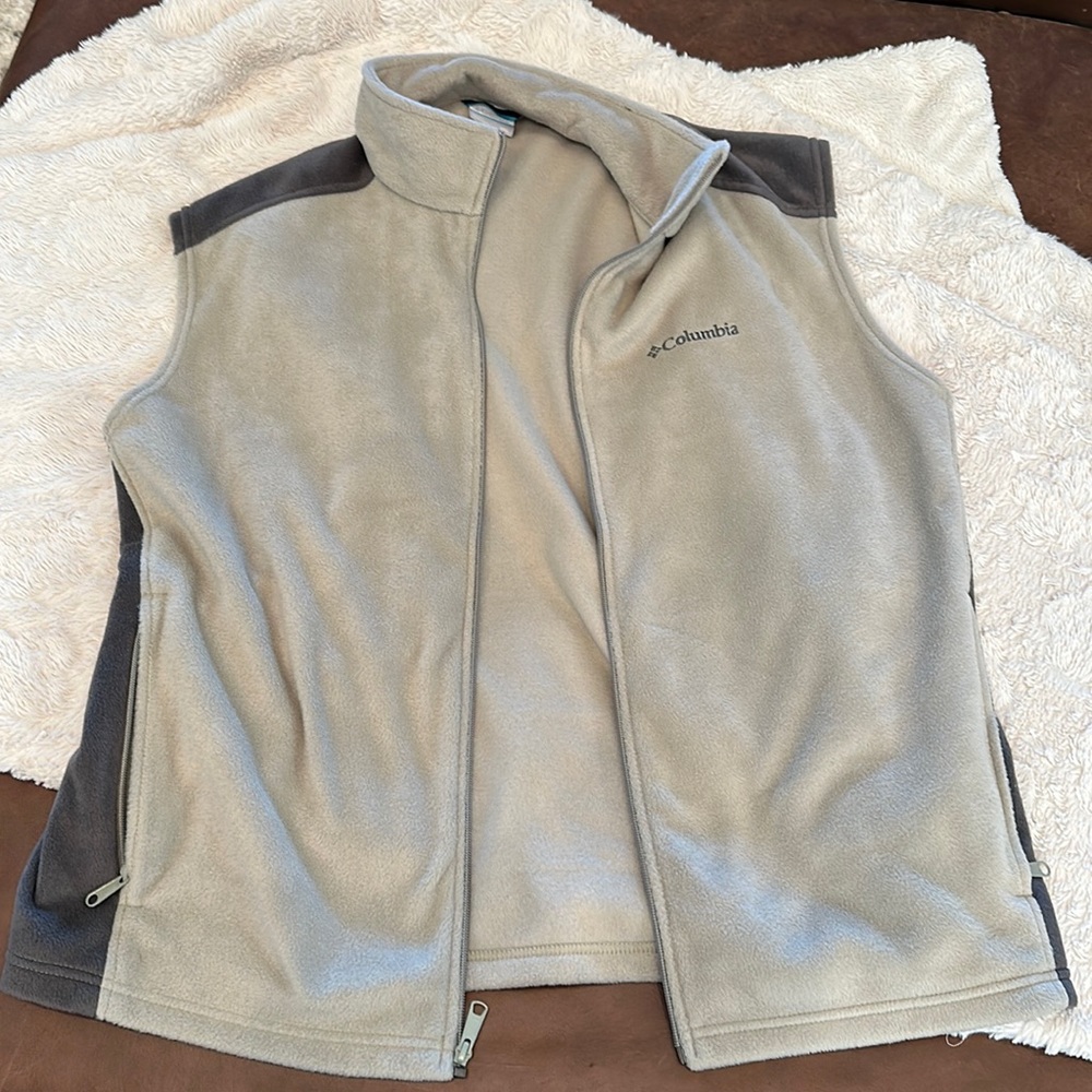 Tan and gray/ 2-toned zip Columbia fleece vest, like new
